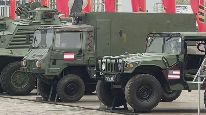 Terénní vozidlo s vlajkou neutrálního Rakouska je vystaveno na výstavě 'trofejního vybavení NATO' v Moskvě. Armádní terénní vozidlo Pinzgauer typu M 712 T 6x6 s namalovanou vlajkou neutrálního Rakouska bylo spatřeno na moskevské výstavě 'trofejní techniky', kterou ruské…