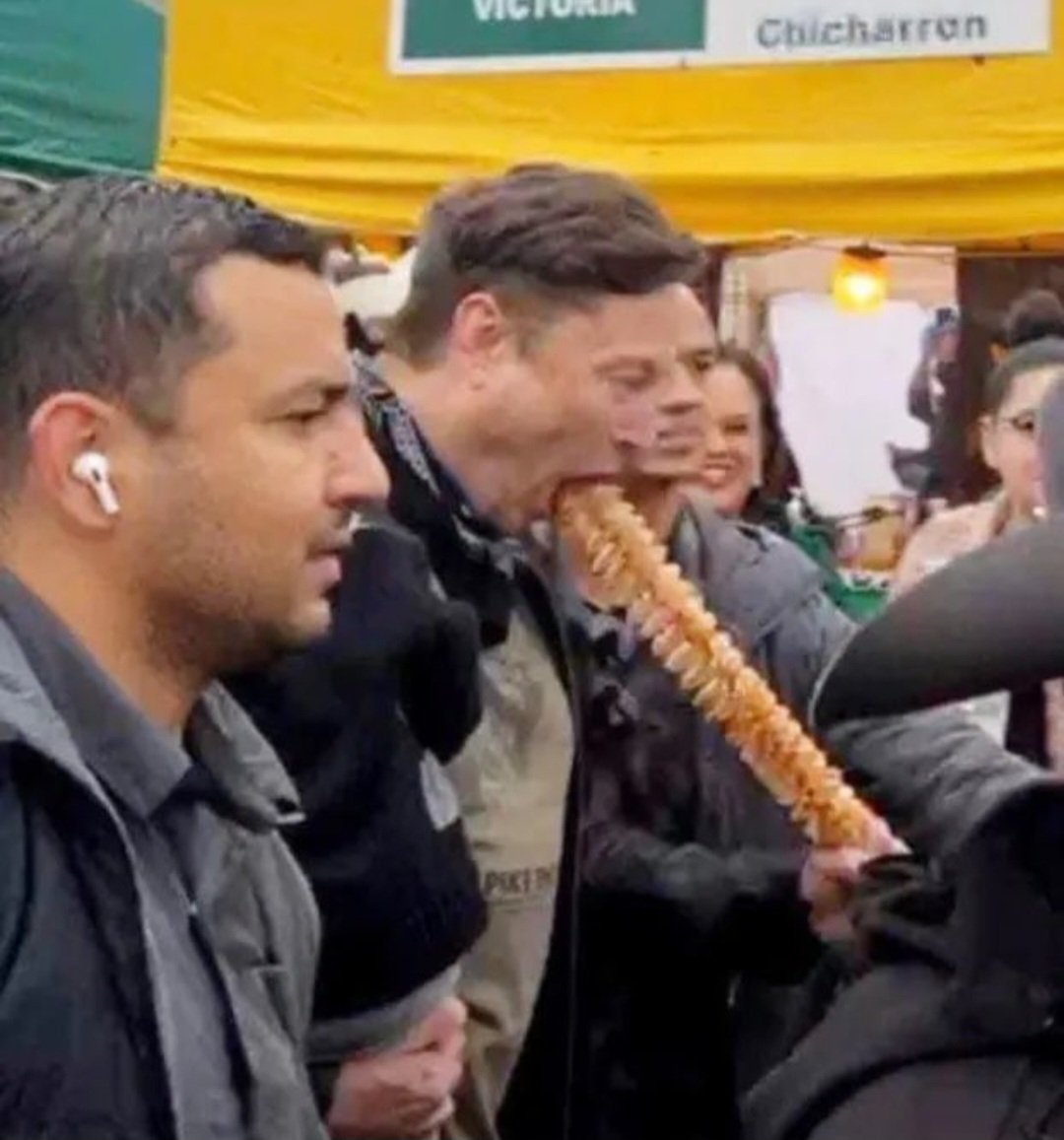 Find someone who looks at you like the way @elonmusk looks at his tornado potato 😍