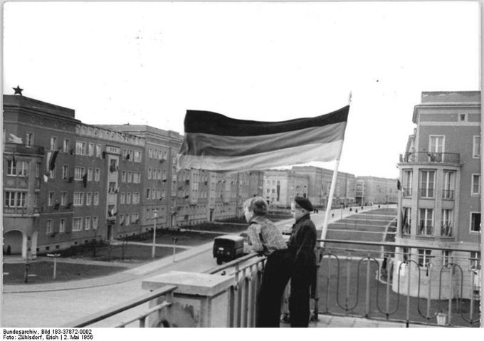 2 May 1956: flag-waving in the Straße der Jugend in Stalinstadt, now Eisenhüttenstadt (via Bundesarchiv)