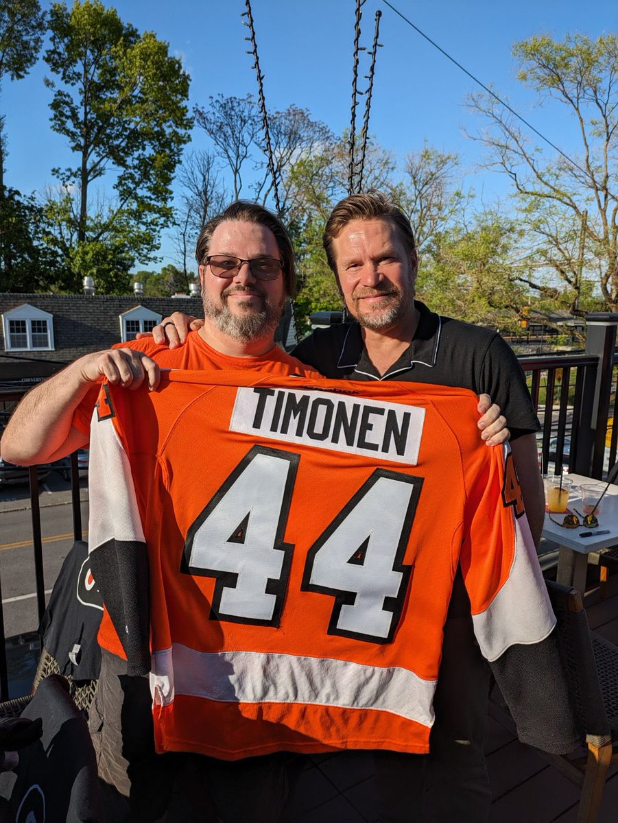 I got to see Kimmo Timonen at The Snider Hockey Celebrity Bartending Event tonight.