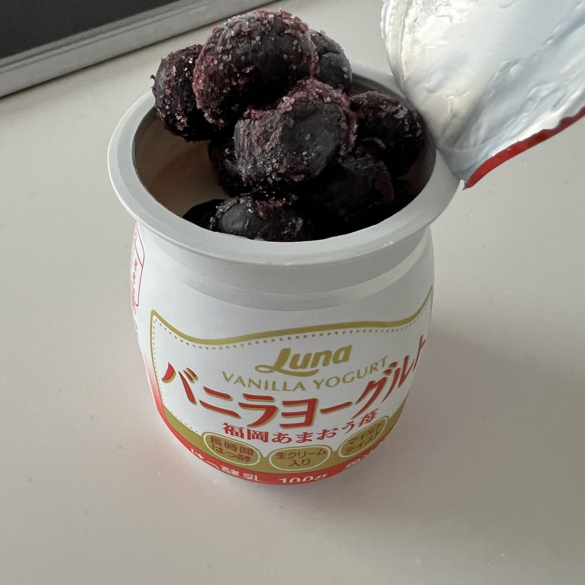 デザートはLunaバニラヨーグルト福岡あまおう苺味に冷凍ブルーベリーを好きなだけ🫐😋