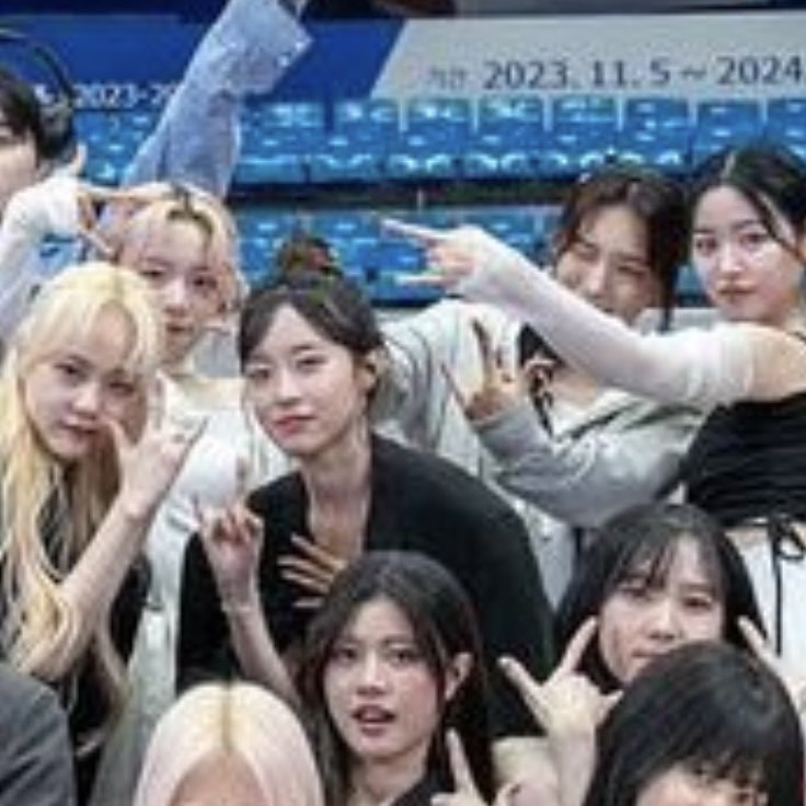 ARTBEAT V is just too cute when they’re taking group photos together😍😚🖤🤍✨🫶🏻 #ARTBEATV #gaeun #yoojin #seyoung #yubin #haeun #ARTBEAT