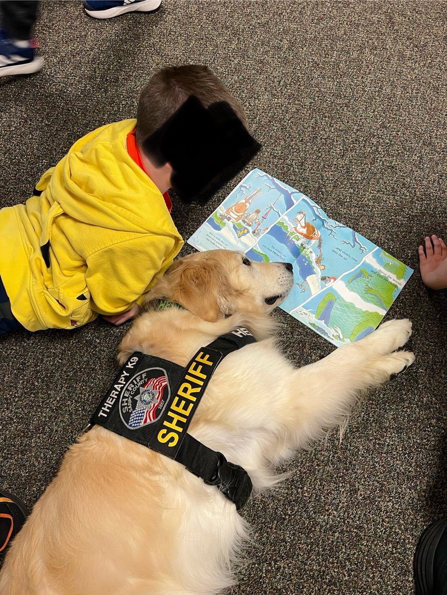 As it’s getting close to the end of the school year, we’ve had several students read to us! It’s been amazing to hear their progress in how they’re reading! So glad we could have a small part in helping build their confidence!🐾⁦@SarpySheriff⁩ #hugdognotadrugdog