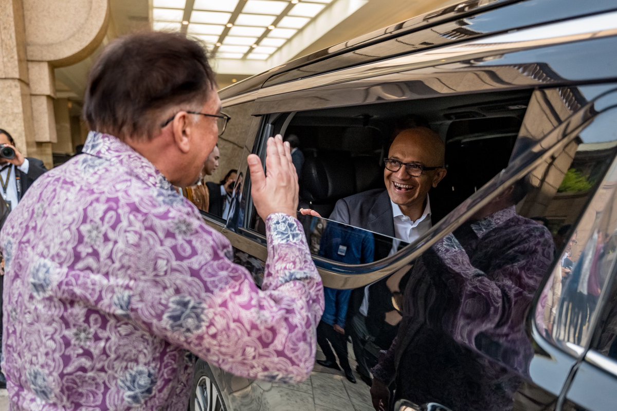 Terima kunjungan hormat Pengerusi dan Ketua Pegawai Eksekutif Microsoft, Satya Nadella serta delegasi di Putrajaya hari ini. Satya memaklumkan bahawa gergasi teknologi Microsoft bersetuju untuk menambah pelaburan berjumlah USD2.2 bilion (RM10.5 bilion) dalam tempoh 4 tahun…