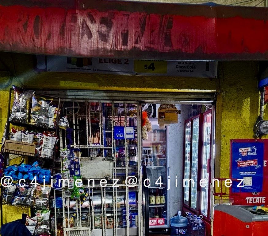 JUEGAN con PISTOLA y SIN QUERER DISPARAN y MATAN a UNA ADOLESCENTE 3 menores estaban en esta tienda de la Valle Gómez @AlcCuauhtemocMx Manipulaban una pistola. Se disparó y le dieron a Evelyn de 17 años. Murió. El responsable huyó así, en una moto. @SSC_CDMX tiene a 1 testigo