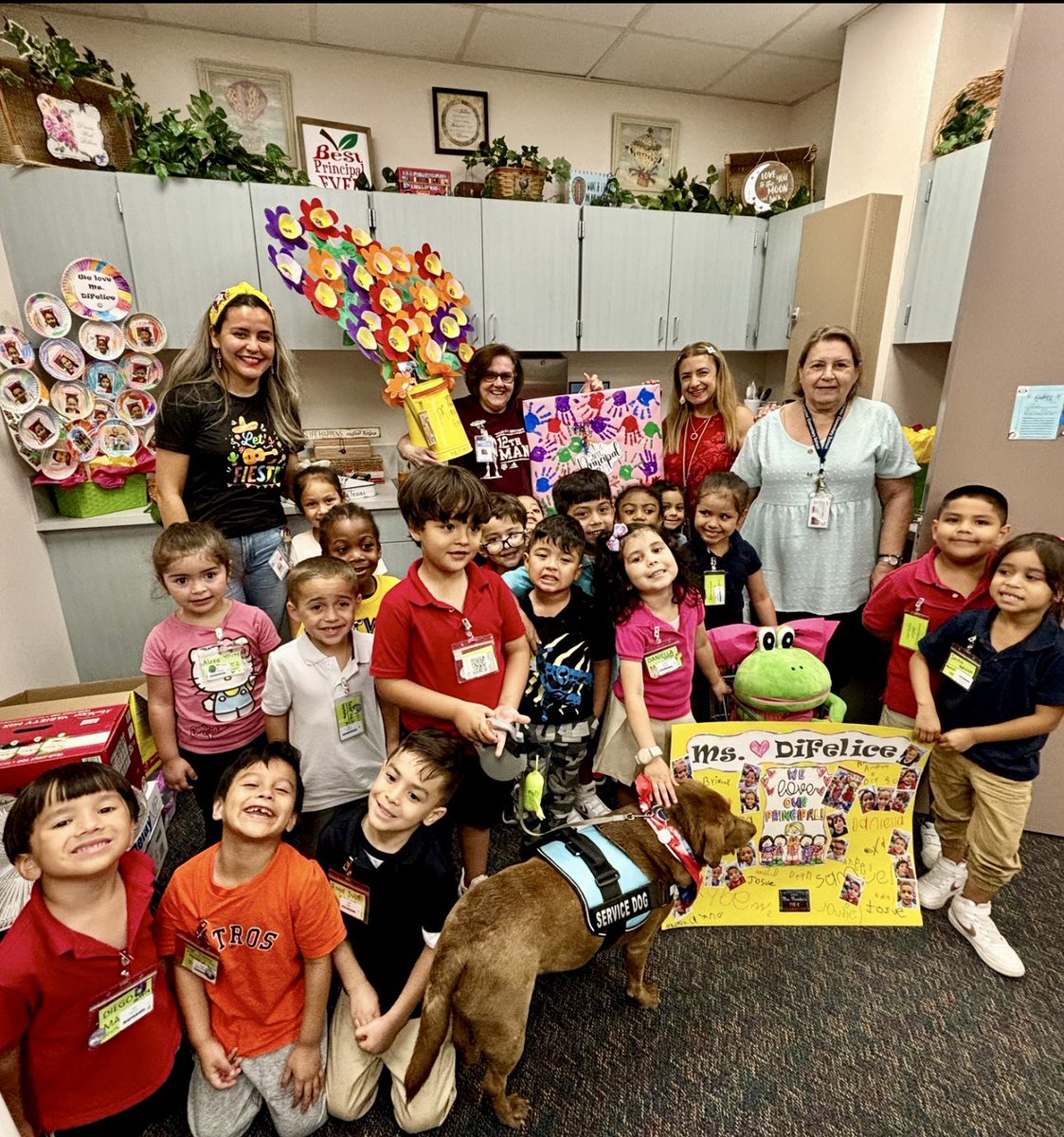 🧒🏻👦🏻 Happy #National #Principals’ Day to our wonderful #Leader @KathleenDiFeli1‼️🎉🎉 Thank you for making our lovely school ✏️✂️@Alexander_AISD a happy place‼️Best #principal Ever‼️❤️❤️ @TheLeaderinMe  @AliefPreK  @AliefISD @DiFeliceKathlee #AliefProud #LeadershipMatters