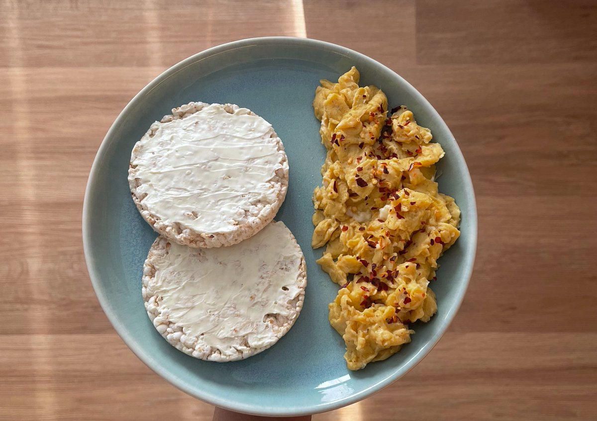 ᡣ𐭩 breakfast 
-scrambled eggs + rice cakes w creamcheese 

250cal | 15.7g protein