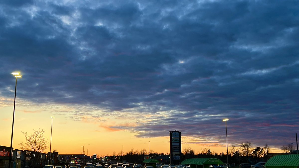 Funky sky over Fredericton NB at sunset uptown. @weathernetwork @MurphTWN @NateTWN @StormHour @retweet_weather @WxMelinda21 @KMacTWN @RhythmTheMet @VanessaVVCBC @KalinMitchelCTV