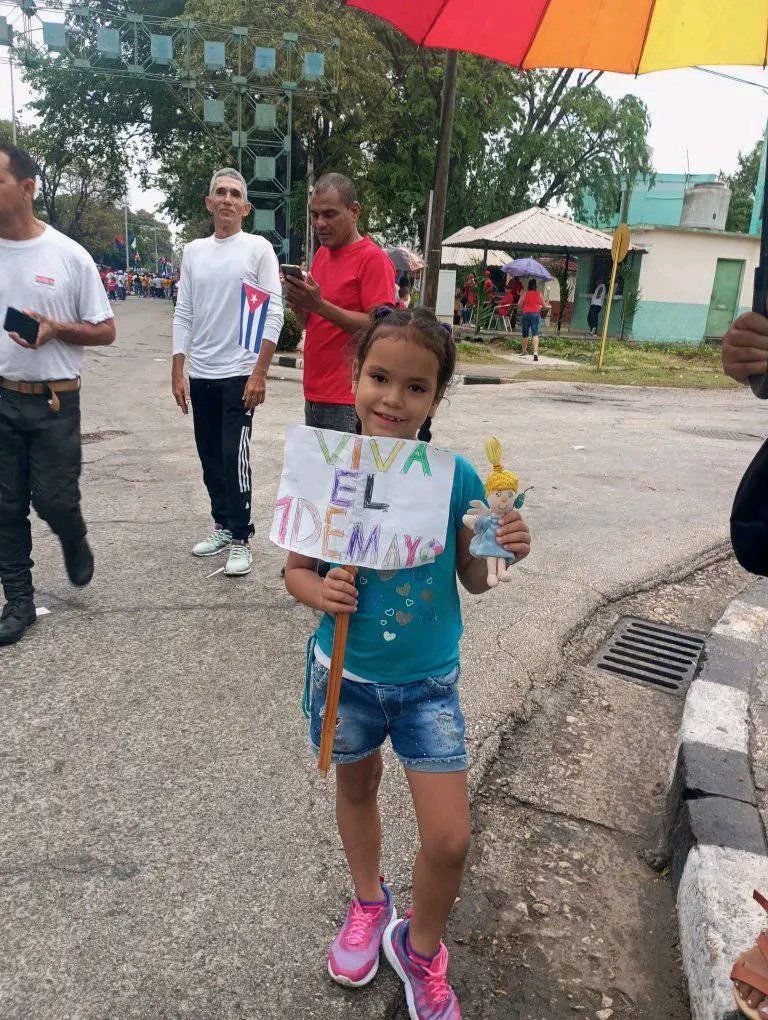 'Y en eso es en lo que más debemos pensar: en los niños de hoy, que son el pueblo de mañana.  Hay que cuidarlos y velar por ellos como los pilares con que se funda una obra verdaderamente hermosa y verdaderamente útil.' #FidelXSiempre