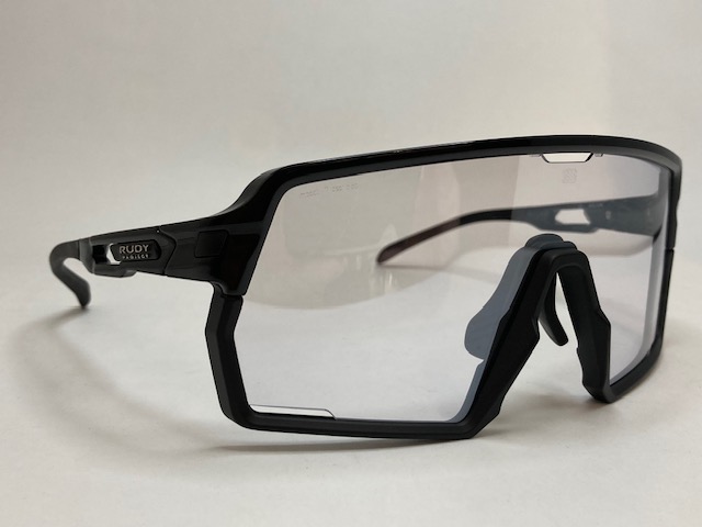 eaudevieYS's tweet image. ルディプロジェクト　新作ケリオン

流行のデザイン　大きめでトーリックレンズ（縦と横のカーブが違う）

インパクトX調光レーザー（ミラーコート）レンズ

色が紫外線で変わるとミラーが濃く出ます

#ルディプロジェクト
#rudyproject
#調光サングラス