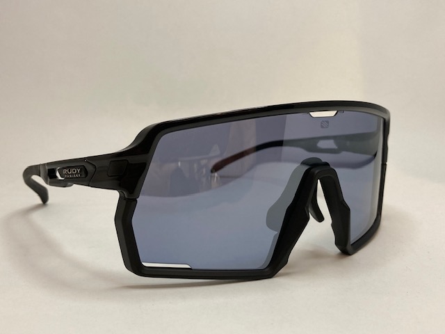 eaudevieYS's tweet image. ルディプロジェクト　新作ケリオン

流行のデザイン　大きめでトーリックレンズ（縦と横のカーブが違う）

インパクトX調光レーザー（ミラーコート）レンズ

色が紫外線で変わるとミラーが濃く出ます

#ルディプロジェクト
#rudyproject
#調光サングラス