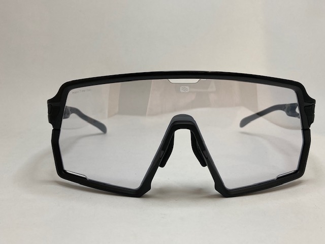 eaudevieYS's tweet image. ルディプロジェクト　新作ケリオン

流行のデザイン　大きめでトーリックレンズ（縦と横のカーブが違う）

インパクトX調光レーザー（ミラーコート）レンズ

色が紫外線で変わるとミラーが濃く出ます

#ルディプロジェクト
#rudyproject
#調光サングラス