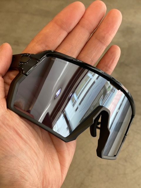 eaudevieYS's tweet image. ルディプロジェクト　新作ケリオン

流行のデザイン　大きめでトーリックレンズ（縦と横のカーブが違う）

インパクトX調光レーザー（ミラーコート）レンズ

色が紫外線で変わるとミラーが濃く出ます

#ルディプロジェクト
#rudyproject
#調光サングラス