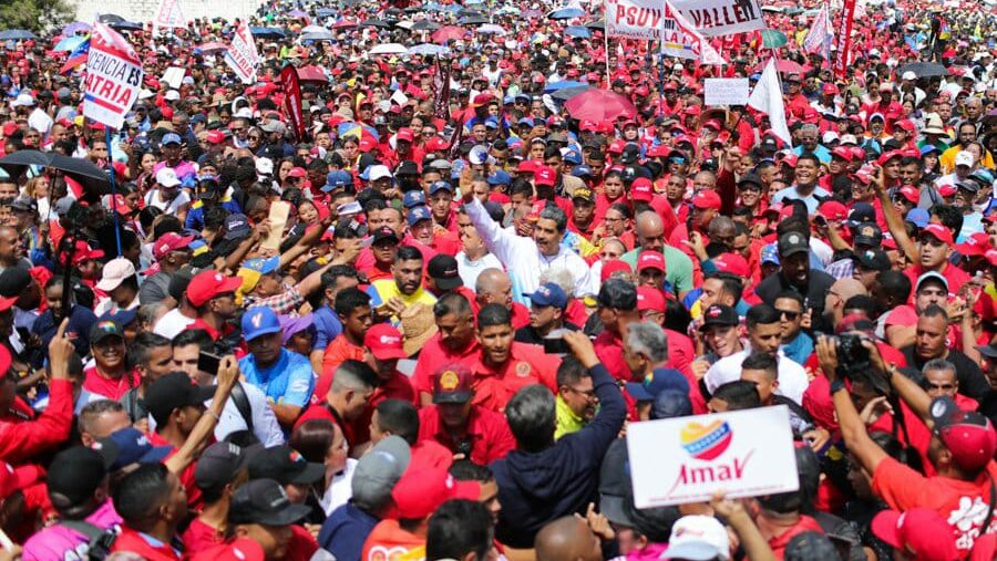 La marcha por el Día Internacional del Trabajador, desde la ciudad capital de Venezuela y a la que se incorporó el pdte @NicolasMaduro para reiterar los avances de la clase trabajadora pese a las sanciones, partió hacia el Palacio de Miraflores #perletti venezuela-news.com/vamos-recupera…