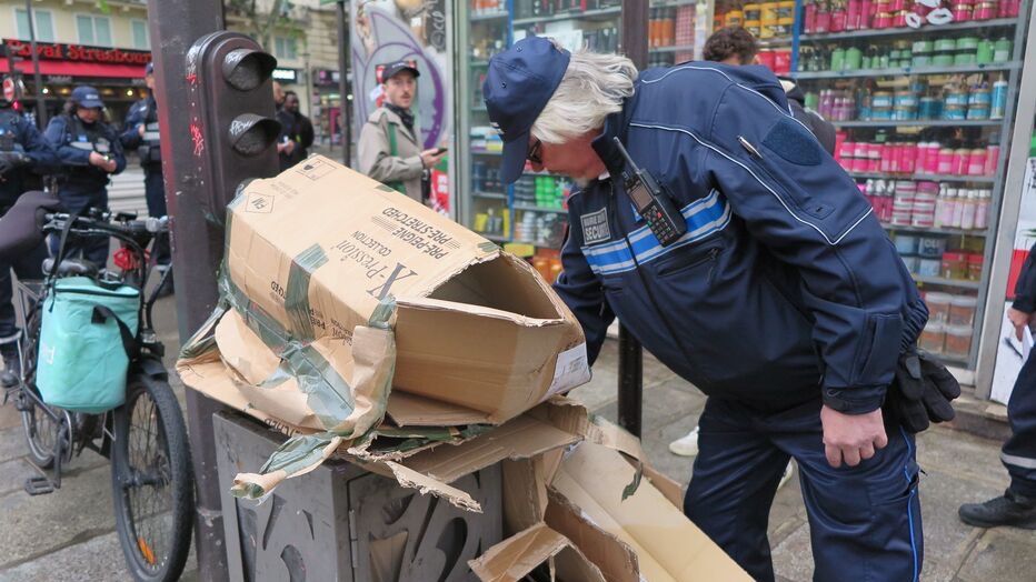 🔴 FLASH - #Paris : Chaque jour, 1.700 policiers municipaux traquent les #incivilités. 

👉 Dans le 10e par exemple, le stationnement gênant, les #déchets abandonnés sur le trottoir et la vente à la sauvette réclament un travail quotidien. (Lp) #PMParis