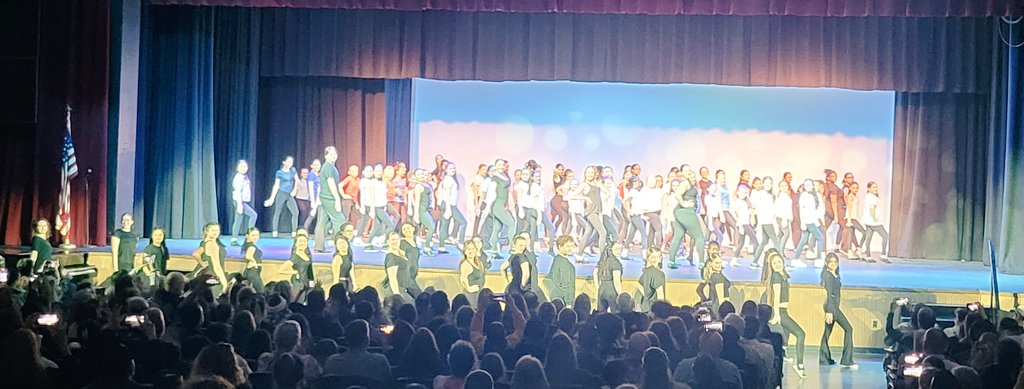 Bravo to @MineolaMS and @mineolahs Dance for an outstanding dance recital.  @MineolaUFSD #MineolaProud