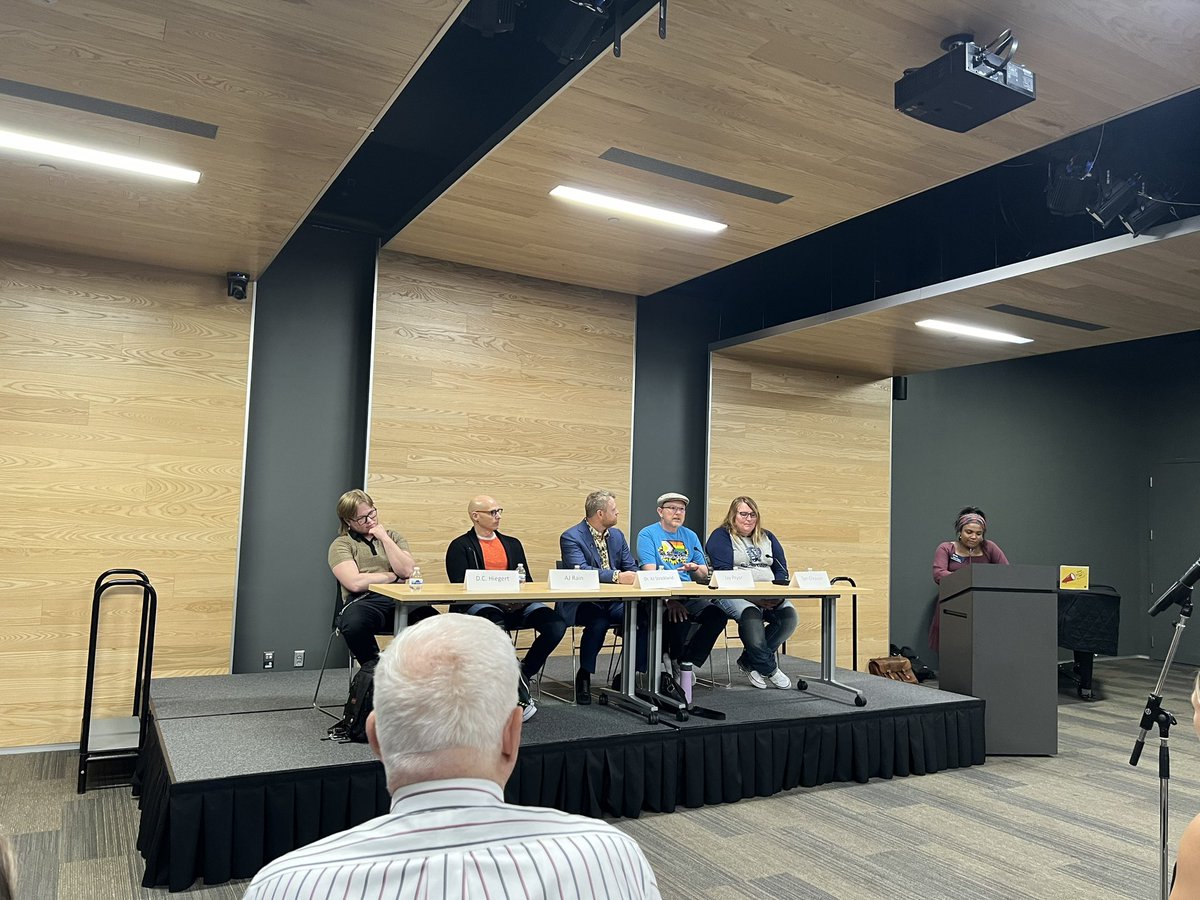 I am a proud Governor Board member of @bertnashcenter where the organization is working towards mental health care that is inclusive and welcoming to trans folks. We also did a 2SLGBTQIA+ training for staff which I encourage all orgs should do. Great panel!