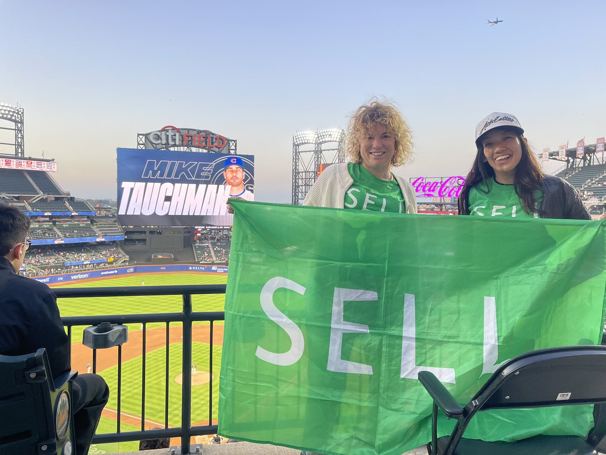 Brought the SELL flag and shirts to NY! Watching the Cubs and Mets on the #SELLFlagTour #SELLebration #FJFisherFest @LasDiveBar @Oakland68s
