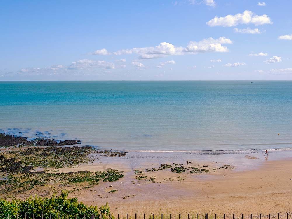 Peace. Broadstairs. buff.ly/49UNsRl 
#photoarttreasures #stockphotos #CalmOcean #BlueSky #FluffyClouds #SandyBeach
#BeachVegetation #ThanetCoast #Kent #England #UK #NatureLovers #BeachLife #OceanView #SkyLovers #Cloudscape #Seascape #TravelUK #ExploreKent
