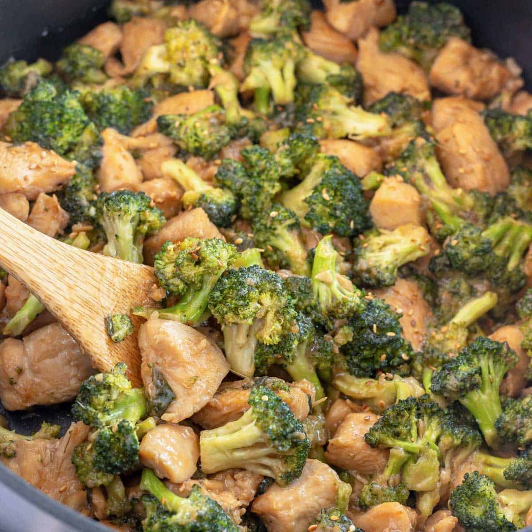 This Chicken Broccoli Stir Fry is fabulous! A delicious and fast weeknight winner. Tender chicken, bright broccoli and a delicious sauce, dinner is going to be lit! #chicken #broccoli #stirfry #weeknight #dinnerrecipe #kyleecooks kyleecooks.com/chicken-brocco…