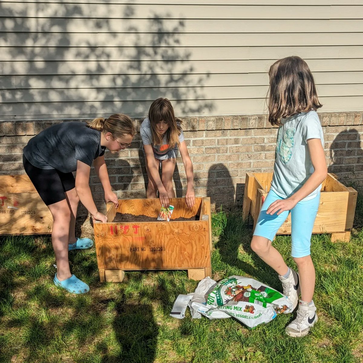 🌱🌿 Today, our learners rolled up their sleeves and got their hands dirty! 

We set up raised garden beds, studied each seed with care, measured diligently, and planted them just right, giving each one the space it needs to thrive. 

#LearningByDoing #DublinOhio #HilliardOhio