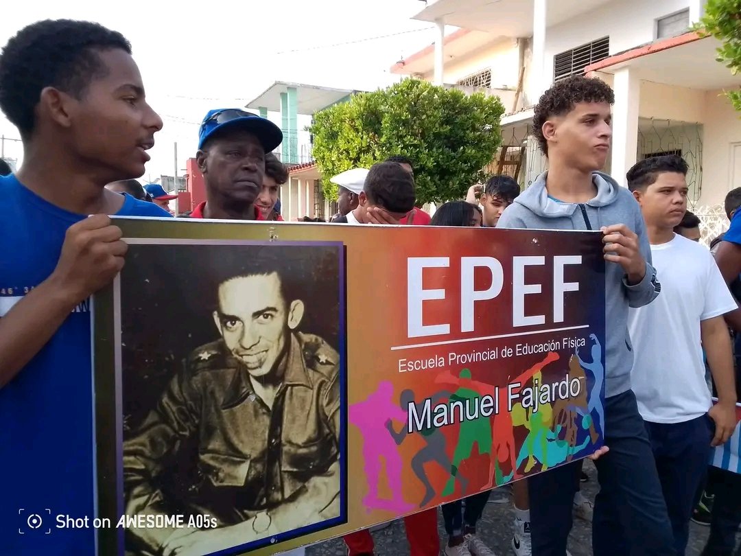 EPEF Espirituana presente en el Desfile por el 1ro de Mayo.
#ACubaPonleCorazon
#SanctiSpírirusEnMarcha
#DeporteEspirituano
#RevoluciónCubana