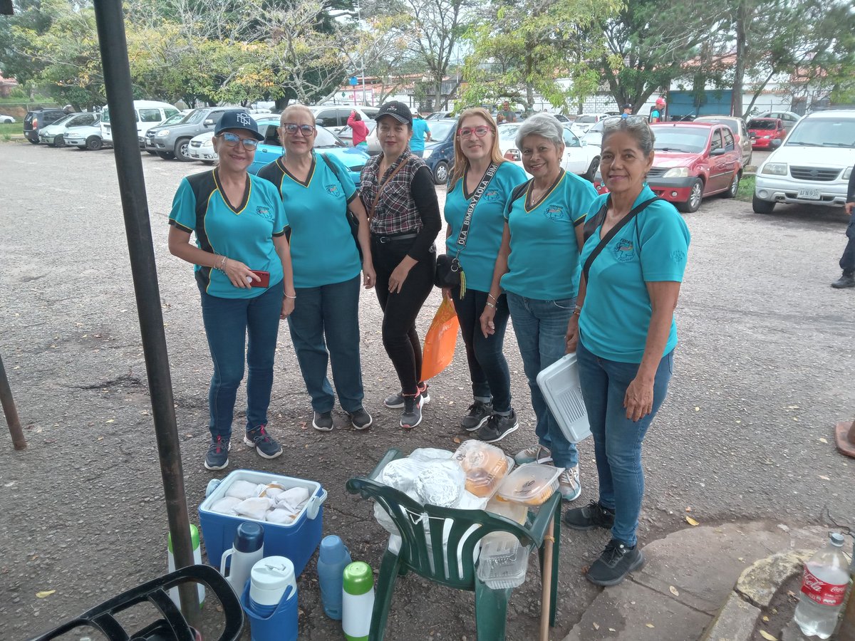 felidaaraque's tweet photo. El 30 de abril de 2024  la Fundación  Espíritu  Emprendedor, realizo  el arepazo en el Hospital  del Seguro social  san cristobal,    al personal  medico, administrativo  y obrero,  honrado  la labor de hombres y mujeres de la salud.. https://t.co/vgmAsWVkqX
