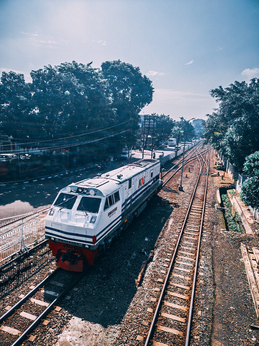 Lokomotif Seri CC 203 02 03 (40) 🟦⬜ Saat Sedang Langsiran Di Area Dipo Stasiun Bandung #fotosepur