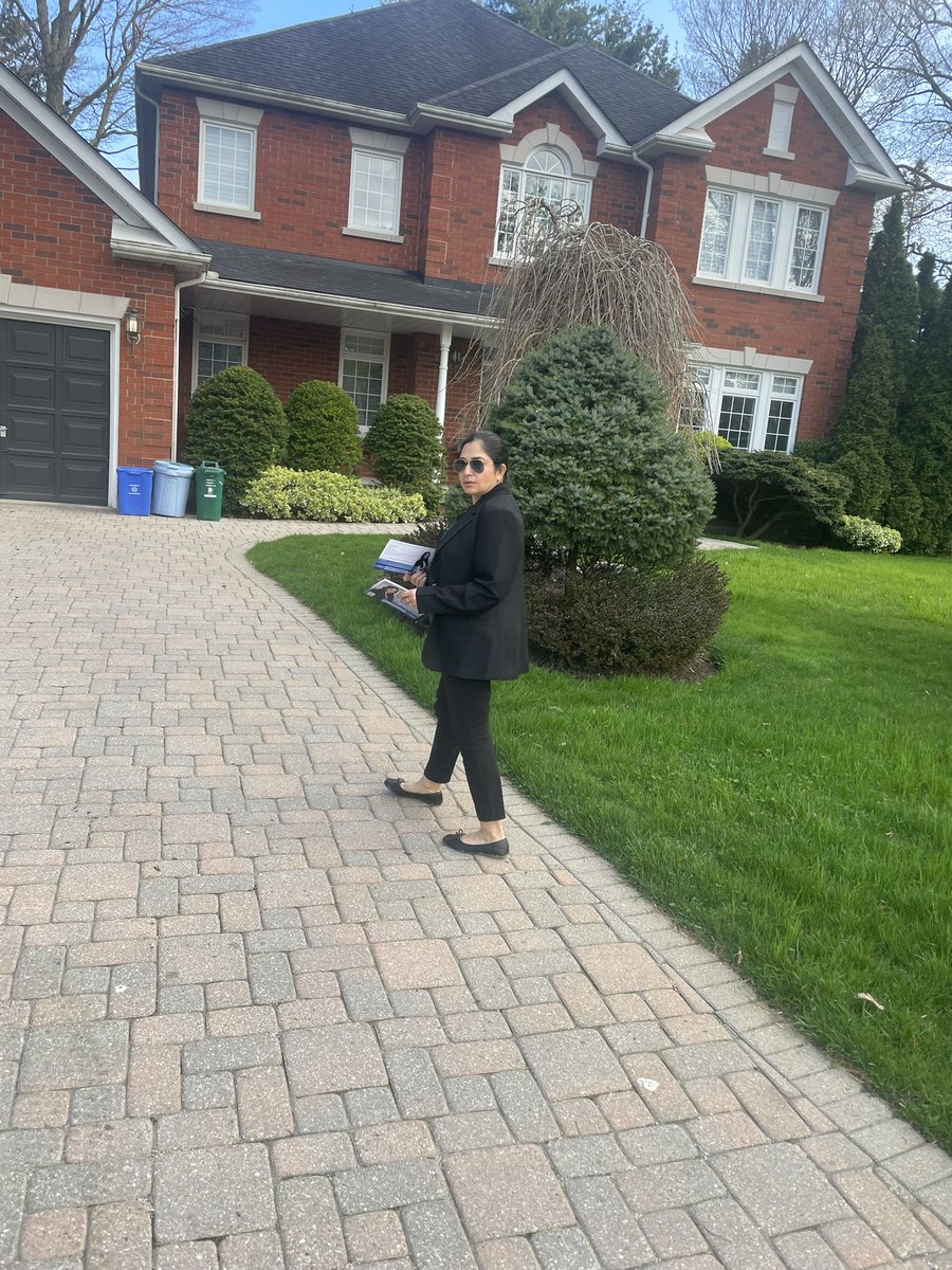 Door knocking & strengthening @CPC_HQ movement in Pickering Brooklin. #AxeTheTax #Buildhomes #StopTheCrime #BalanceTheBudget #Ruchi4PickeringBrooklin