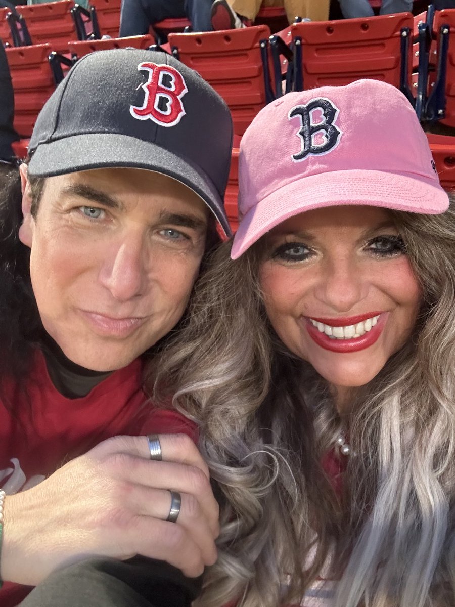 At Fenway Park with my sexy blue-eyed man ⁦@ArbiterofCool⁩ ! My 1st baseball game since my double cancer diagnosis last May! ❤️❤️⚾️🥰 #StandUpToCancer