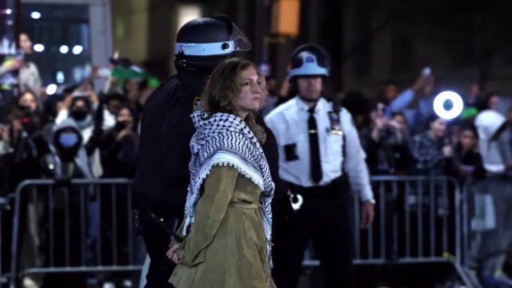 US police nab 300 pro-Palestine students in New York

Police at Columbia University and City College in New York have arrested 300 demonstrators protesting against Israel’s months-long savagery in the besieged Gaza Strip.

US Police received direct order from Tel Aviv 

#USA