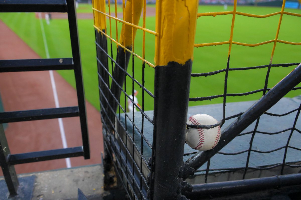 This was how close Oswaldo Cabrera's home run off Corbin Burnes was to being a foul ball... 📸: @lightforall