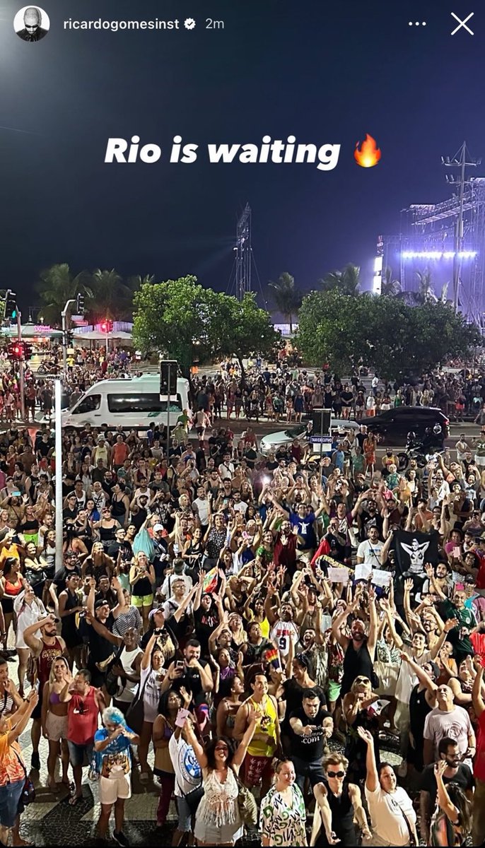 o tanto de gente na frente te do copacabana palace meu deus do céu