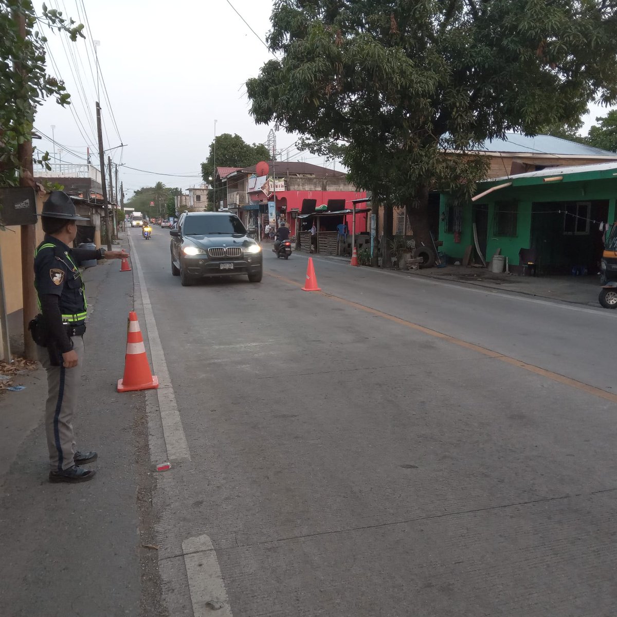 Brigadas de @ProvialOficial del MICIVI mantienen puesto de control y regulación vehicular a la altura del km. 274 de la ruta CA-13, jurisdicción de Puente Río Dulce, Izabal. Respete las señales de tránsito. #GuatemalaSaleAdelante