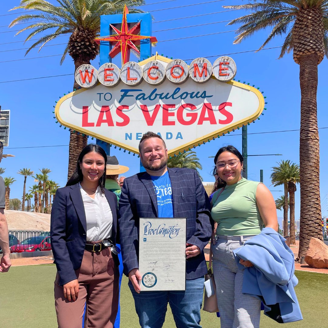 What a way to celebrate Nevada Youth Law Awareness Day! 🥳💡 #TeamUWSN got to be a part of the @ProjectREALOrg light-changing ceremony at the iconic Welcome to Las Vegas sign in honor of this historic day! Learn more about our language access partners at uwsn.org/languageaccess.