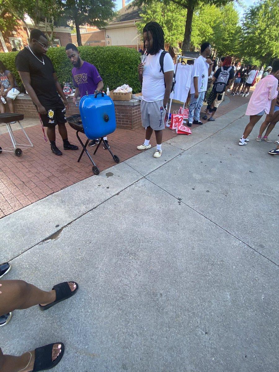 niggas were having a bbq at morehouse 😭😭😭😭😭