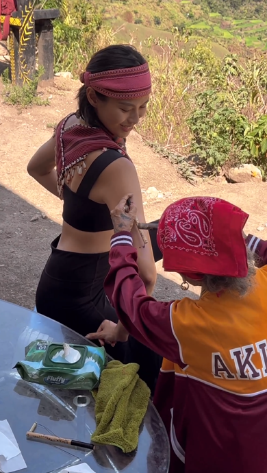 Dee magpapahuli magpa-tattoo kay Whang-Od 👏🏼

LOOK: Miss Universe Philippines 2023 Michelle Dee 'finally' got a tattoo from Kalinga's mambabatok Apo Whang-Od.

Earlier, Michelle paid tribute to Whang-Od by showcasing her tattoo artistry in a black gown she wore at the evening…