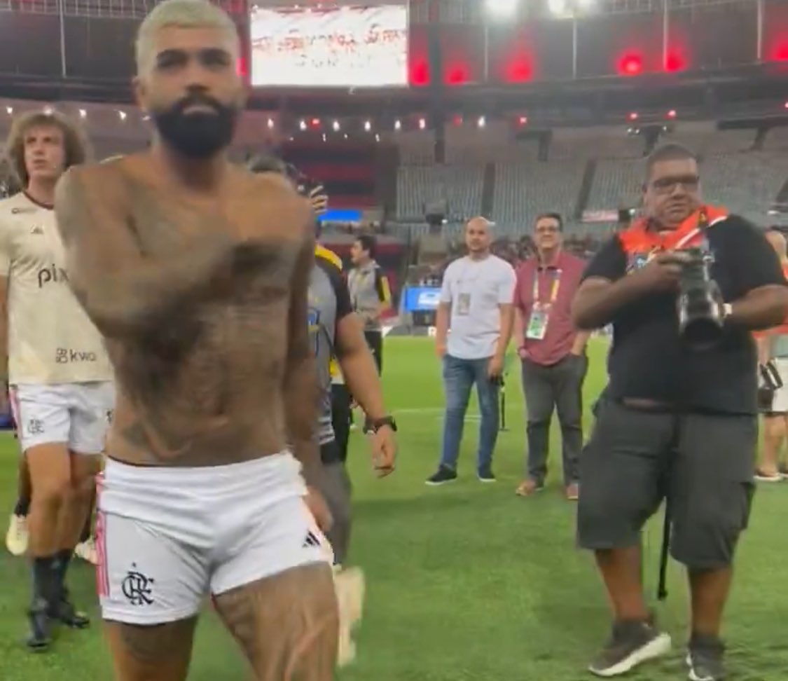 >foi chamado de piruzinho
>sentiu
>pediu ao roupeiro um calção 2x menor
>foi sem camisa no maraca e levantou o calção
>provou que tem piruzinho

simplesmente sacigol