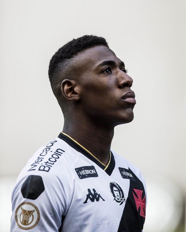 Léo Pelé que pra muitos “não serve pro Vasco” fez mais uma partida de alto nível para zagueiros canhotos no Brasil.

Faz ótima partida = ngm fala nada
Erra = Se torna o único culpado por tudo