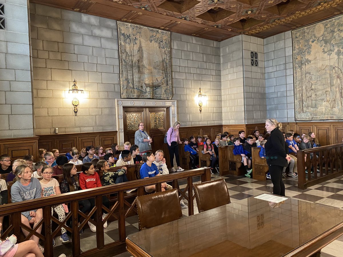 Our Shell Creek 4th graders enjoyed their tour of the Capitol building and meeting Governor Pillen today! #lakeviewvikes @ShellCreekVikes @CaitlinDebower