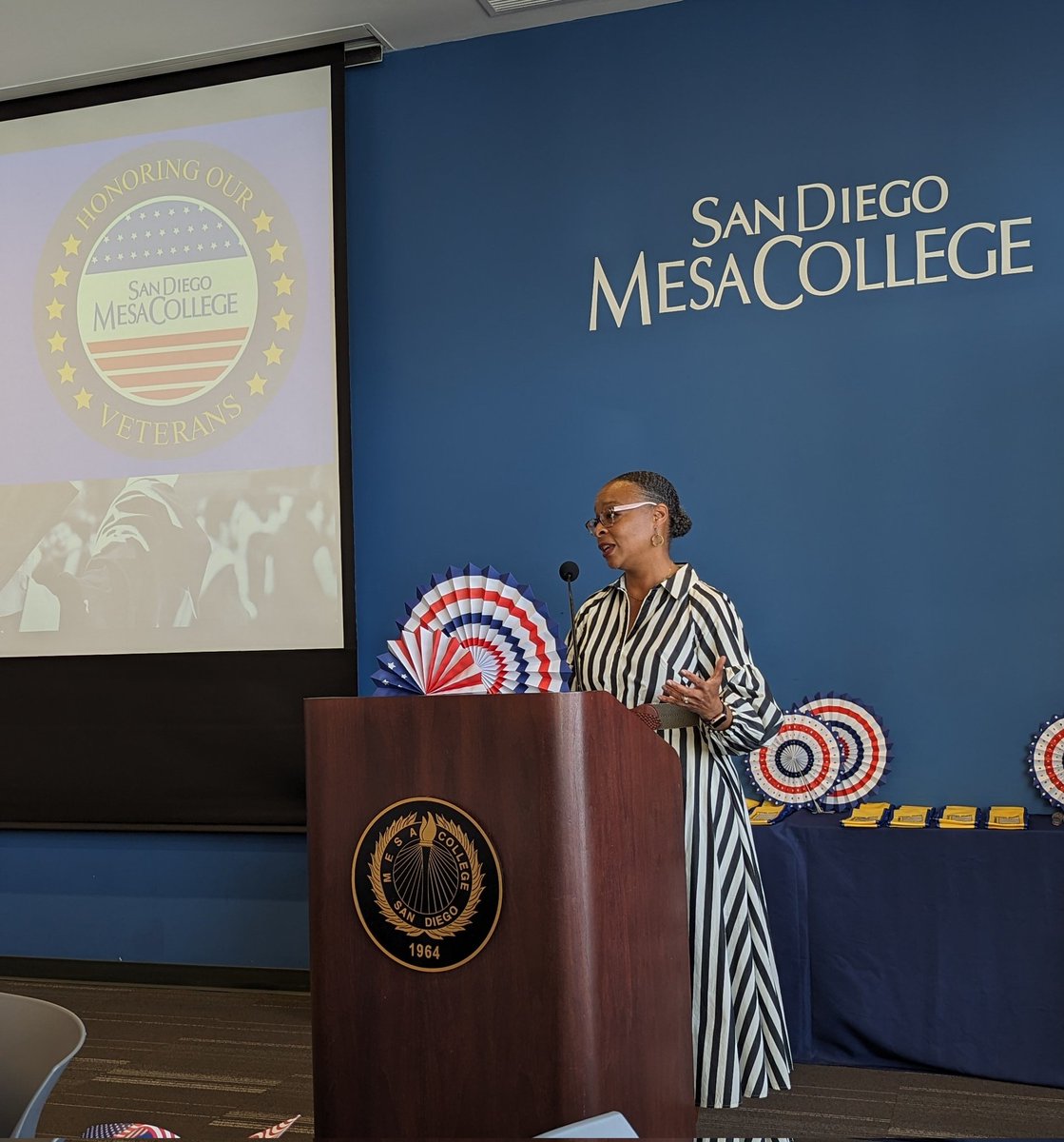 Celebrating veteran grads with the awesome @PrezHands at @sdmesacollege - proud to sing the National Anthem here this evening in recognition of their achievement! 🇺🇲🎓🎖️🎉