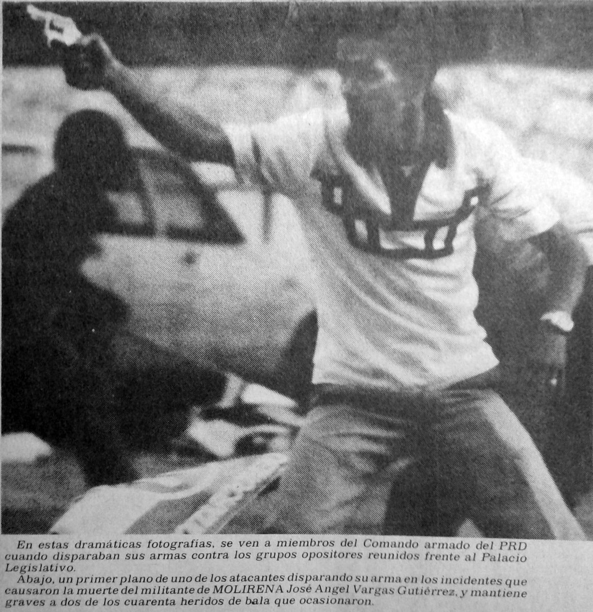 Un miembro armado del Partido Revolucionario Democrático dispara contra manifestantes del MOLIRENA el día después de las elecciones del 6 de mayo de 1984. El incidente dejó dos muertos y unos 40 heridos. panamaviejaescuela.com