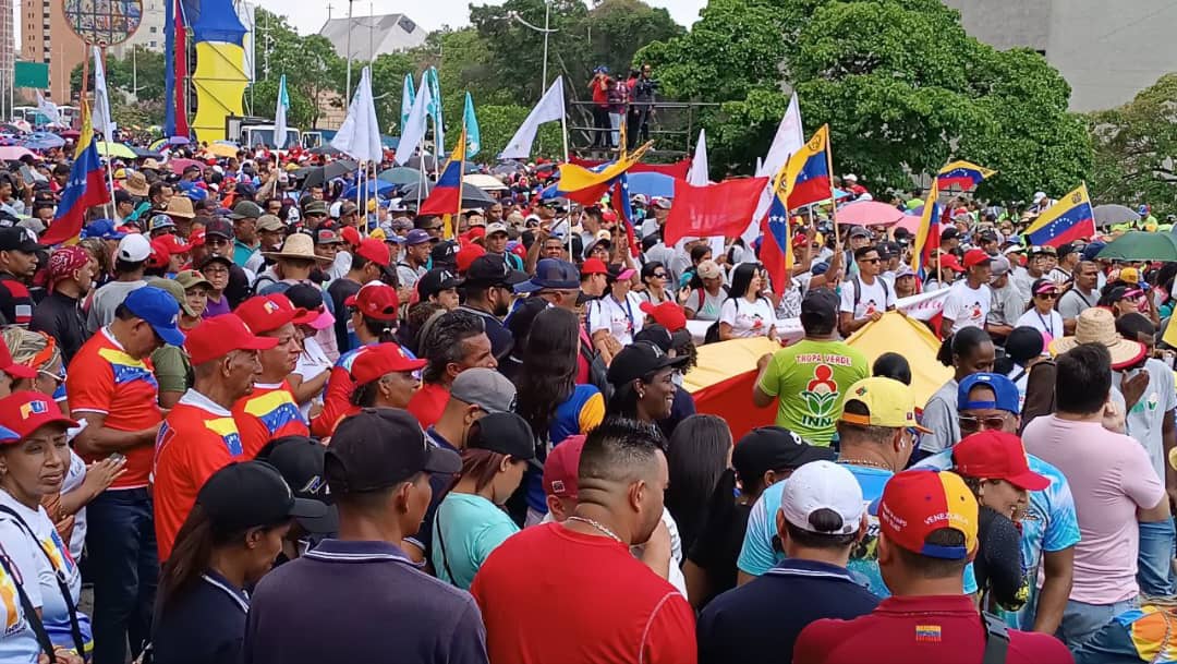 Hoy 01 de Mayo 2024, Día Internacional del Trabajador, el presidente Nicolás Maduro bañado de pueblo. Candidato presidencial favorito de cara según las encuestas y un informe de inteligencia de EEUU.