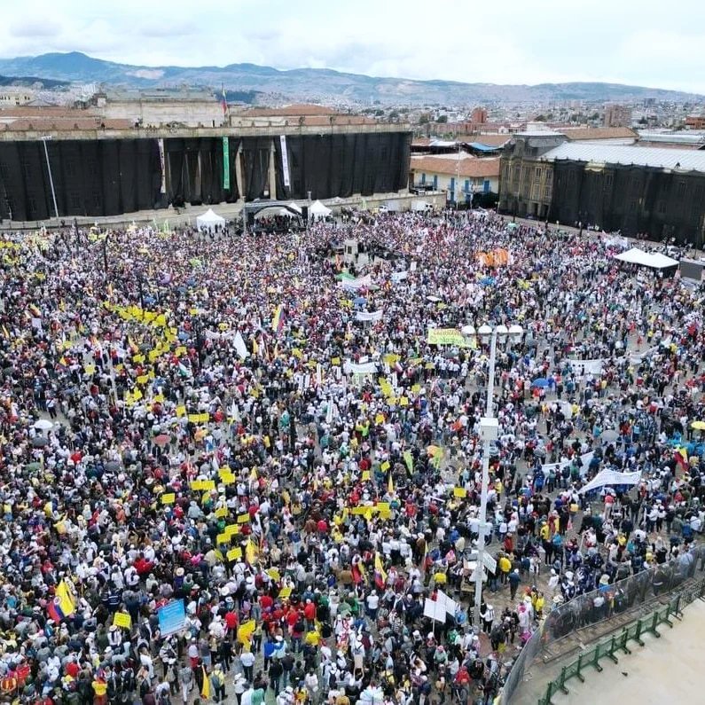 En este primero de mayo los trabajadores del mundo entero se manifestaron por la paz . Los colombianos masivamente salimos a apoyar la paz Total!