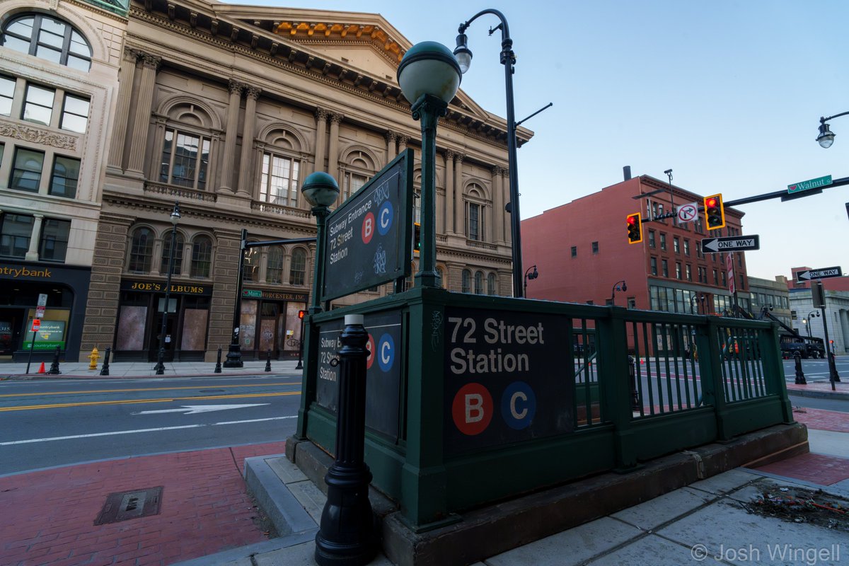 Hey, when did Worcester get a New York City subway station?

#TheWalkingDead #deadcity #worcester @MechanicsHall @TweetWorcester