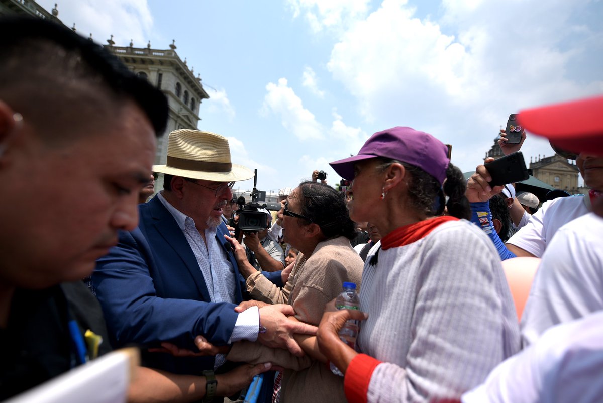 Este día nos regala una gran oportunidad para honrar el esfuerzo y la dedicación de todas y todos los guatemaltecos que día a día contribuyen en la construcción de un país más digno, democrático y justo. 

Hoy reafirmo mi compromiso ante ustedes. Trabajar para que los principios…