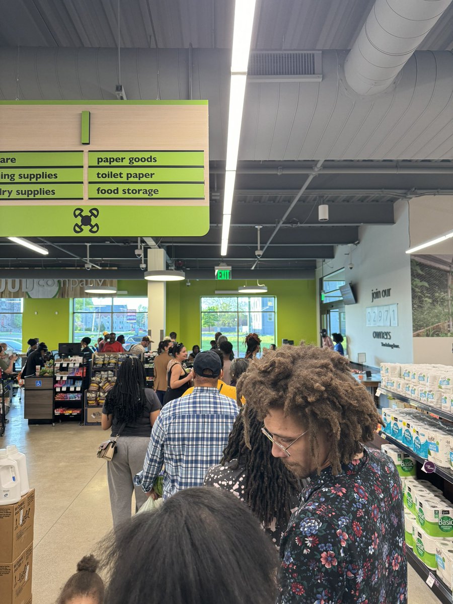 kbgaston's tweet image. This is what demand looks like 👀👀👀 Congrats to Baba Malik, DBCFSN, Develop Detroit and all the owners. #DetroitPeoplesFoodCoop