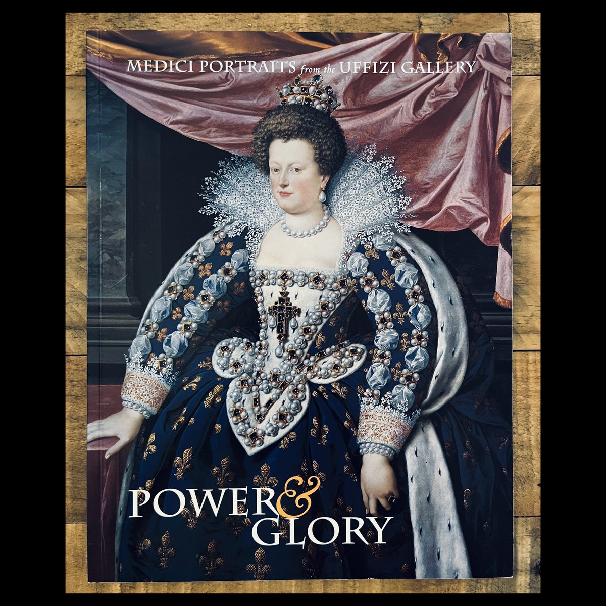 New month, new book. May: “Power & Glory: Medici Portraits from the Uffizi Gallery” from The Pennsylvania Academy of Fine Arts📚 📖 🤓🇮🇹 • #BookGeek #ArtHistorianForHire #ItalianArt #RenaissnceArt #CuratorForHire #ArtHistory #ArtGeek