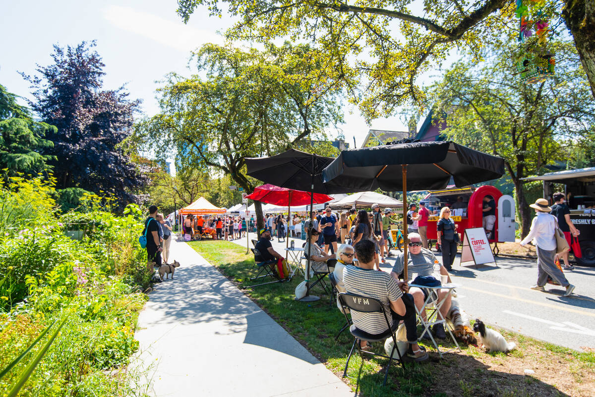 Warmer days mean market time in Vancouver! Discover fresh produce, handmade treasures, and tasty treats at local farmers’ markets, craft fairs, and community hubs. Explore seasonal markets here: bit.ly/4aQoiof 🌞🛍️