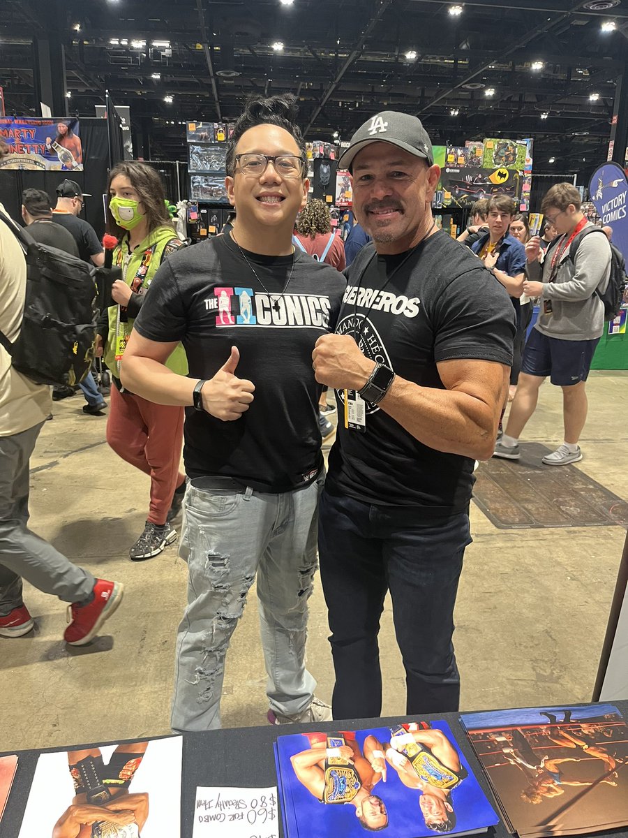 Got to meet @mexwarrior at #C2E2!! ❤️‍🔥 From Lt. Loco in WCW to Los Guerreros with Uncle Eddie and to Cruiserweight Champion, finally a pleasure to meet one of my favorite wrestlers!🙏🏼🔥🤩